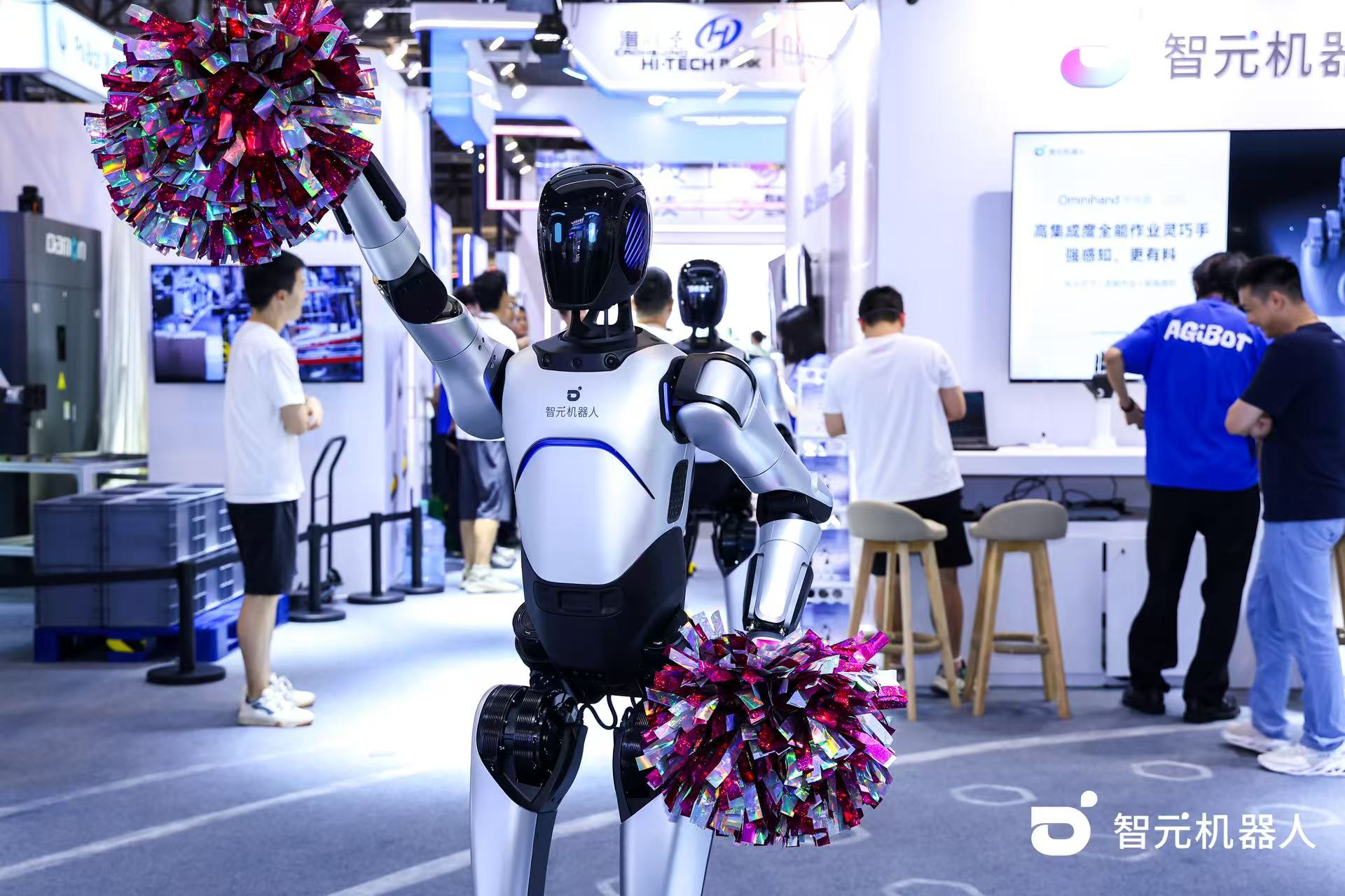 AG庄闲集团机器人 WAIC 首日展台火爆，机器人家族集体打工忙不停